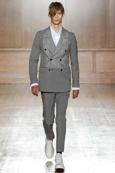 Look 10
